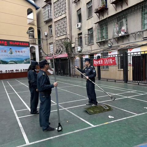 南平国运公司张勇大队长一行到 紫云小学指导防恐防暴演练