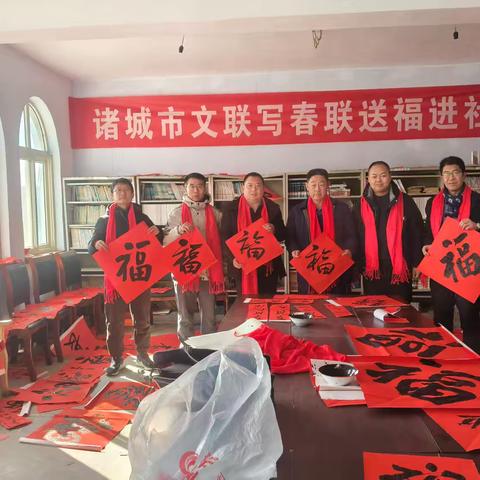 诸城市硬笔书法家协会“写春联送福”走进桃园黑王家沟社区