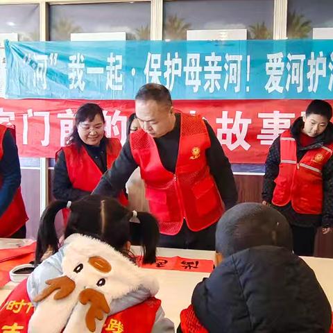 诸城市硬笔书法家协会开展“2026写春联送福”志愿服务活动