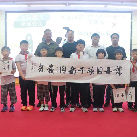 诸城市硬笔书法家协会“送书法进校园”走进实验小学