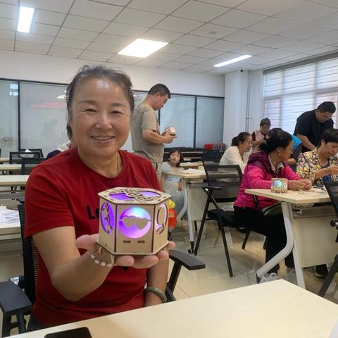 巧手银龄 点亮智慧生活——瑞泽家园社区感应小夜灯科普制作活动