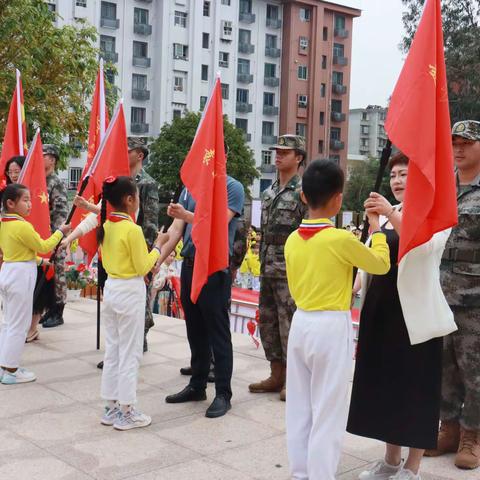 今日军校少年兵 明日国家栋梁才       ——西津路小学第二届象征性长跑活动暨“贺兰山”少年军校英雄中队“ 英烈不朽  吾辈自强”百人徒步拉练课外实践