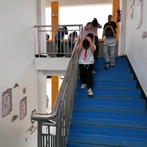 以练筑防 临“震”不慌 ——三社小学开展防震疏散演练活动