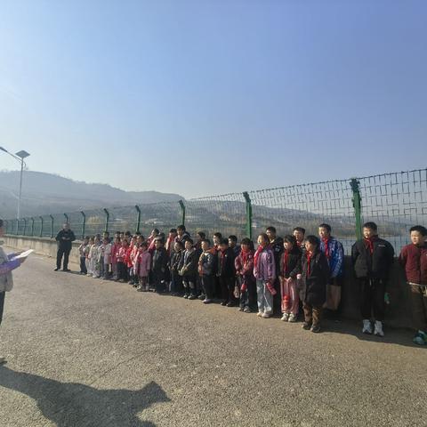 聚焦水库防护与冬季滑冰风险—— 三社小学研学开讲防溺水安全教育