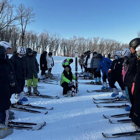 “阳光少年 畅享雪课”——绿园区八十七中小学南校区庙香山滑雪体育课活动纪实