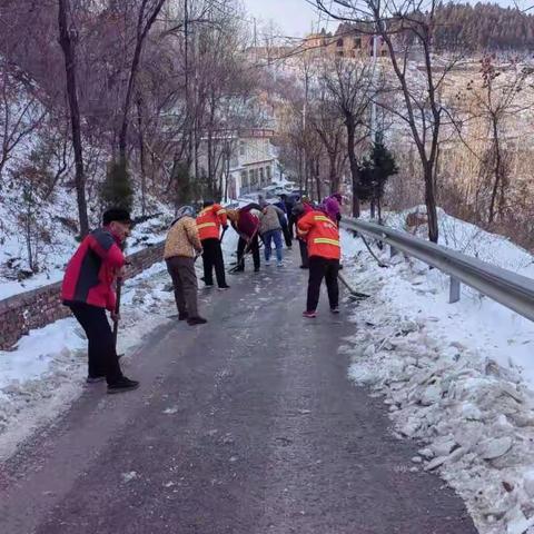 清雪除冰保出行，乡村公益岗在行动