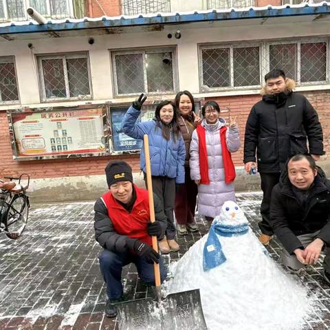 扫雪铲冰齐上阵 ﻿社区冬日暖人心