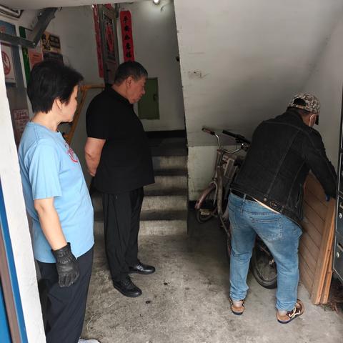 清理楼道堆物 ﻿美化居住环境