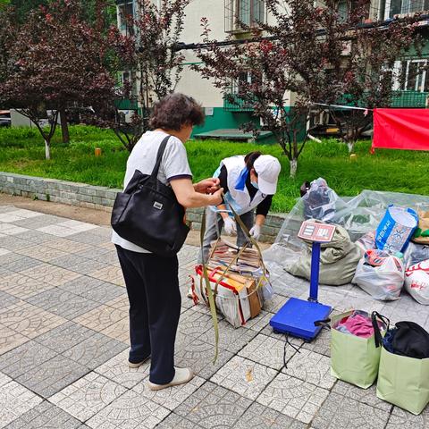 北京交通大学社区开展 “回收焕新生 分类新时尚” 垃圾分类暨旧物回收 ﻿宣传活动