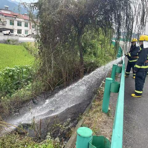 危急时刻显担当 平凡之中见精神——汇丰消防石泉专职消防救援队迅速处置一起突发火情