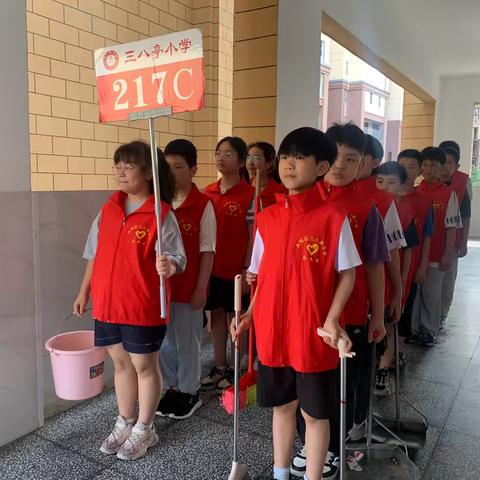 217班：用双手点亮校园之美