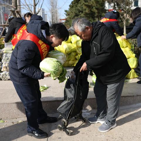 青岛农商银行崂山支行 “农商'百菜'到 '蔬送'美好生活”主题回馈活动