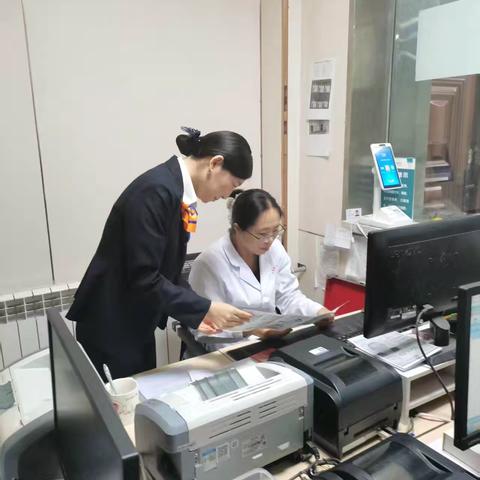 识假拒假防风险 共筑货币安全线——甘肃银行平凉东大街支行进医院开展反假货币专题宣传