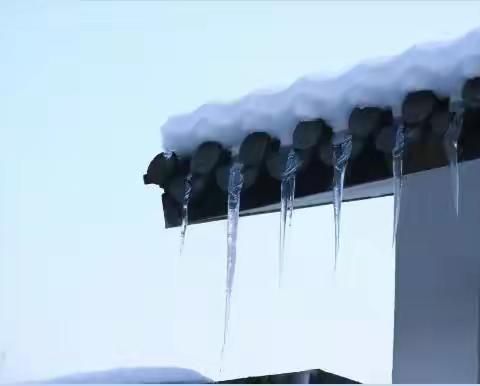 【昌和物业服务处安全提示】 雨雪冰冻天气后谨防高空坠冰