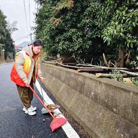 鸬鹚渡镇梅山村学生：寒假投身环境整治，绘就乡村新画卷