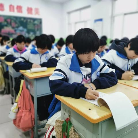 写规范字，做文明人，任泽区第一中学附属学校规范字书写常态化