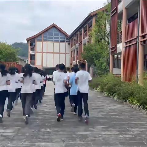 英姿飒爽致青春 逐梦扬帆新征程              ————记涪陵五中2029级创新基地班第二天素质军训