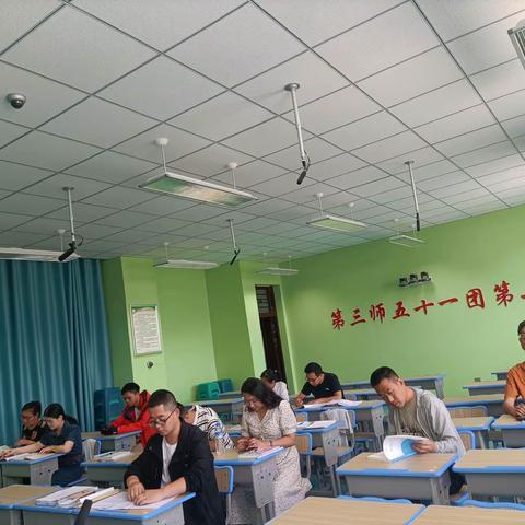 学习新课标，蓄能向未来——五十一团第二中学初中数学组