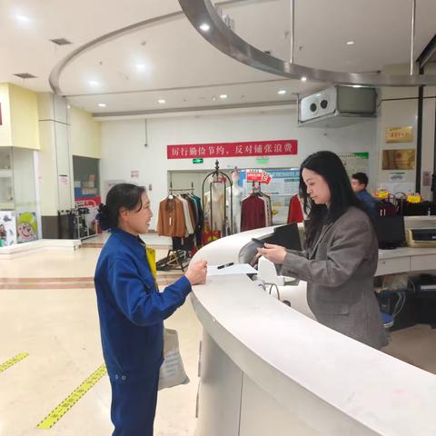 拾金不昧暖人心 文明服务显担当