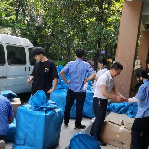 中铁快运广州站党员突击队助力高考学子暖心服务获赞誉