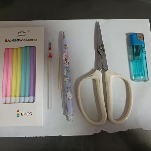 大家好，我是五（2）班的熊悠怡，今天我要做“纸片热舞”