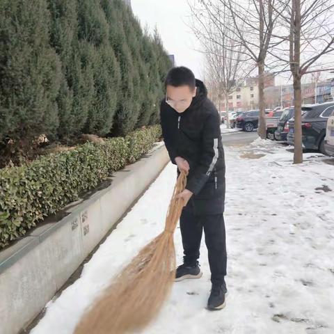 A  meaningful  Volunteering job---Cleaning  snow                                            389班  武泽同