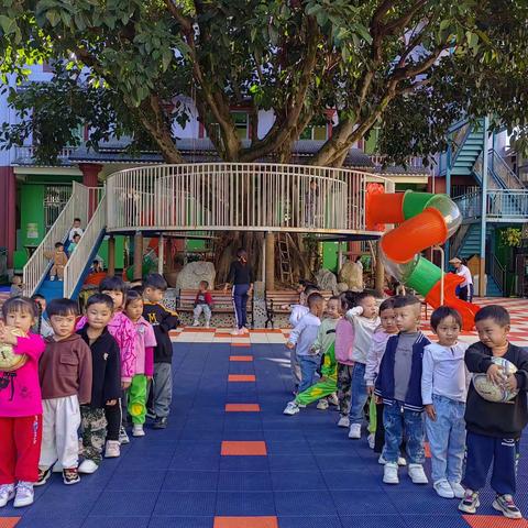 记录幼儿园快乐生活——中五班户外游戏时间