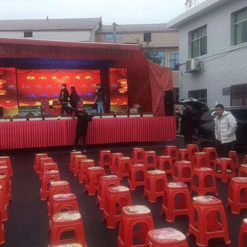 12月3日，为丰富全体村民的精神文化生活，助力文化振兴，经市政府办驻村帮扶工作队衔接，益阳市赫山在星花鼓戏剧团在三丰村村委大坪进行送戏下乡活动，剧目  福寿图  挂金牌   窦娥冤