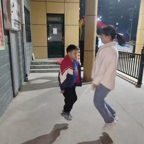 威县第五小学亲子运动进行中