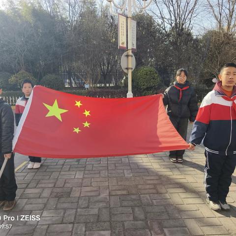 药王山中小学第十五周五年级二班宪法日升旗仪式