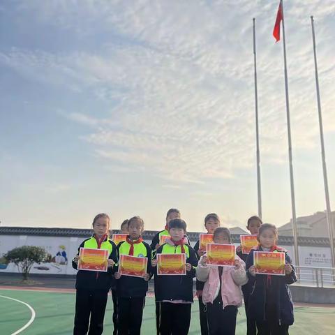 “清风徐自来，阅读促成才”——龚家坪小学“书香校园”四年级组手抄报评比