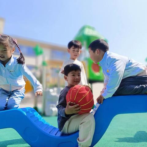 中一班五月安全教育： 认标志 讲安全