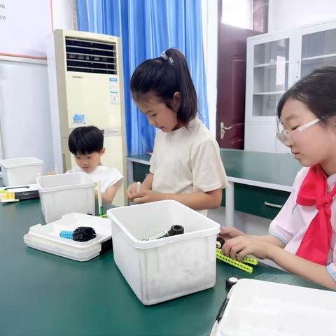 2025年西街小学乐高社团