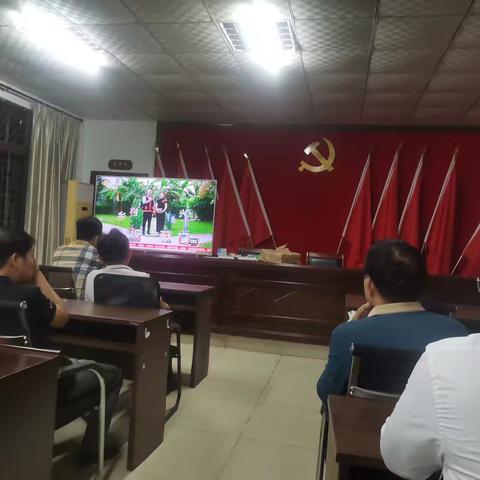 美德村组织收看第94期乡村振兴电视夜校