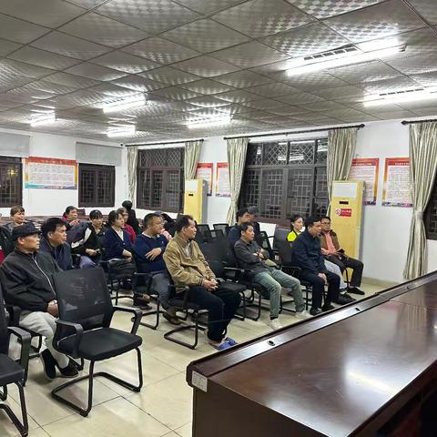 美德村组织收看第99期乡村振兴电视夜校