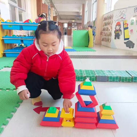 户外自主游戏--足球滚进轮胎里