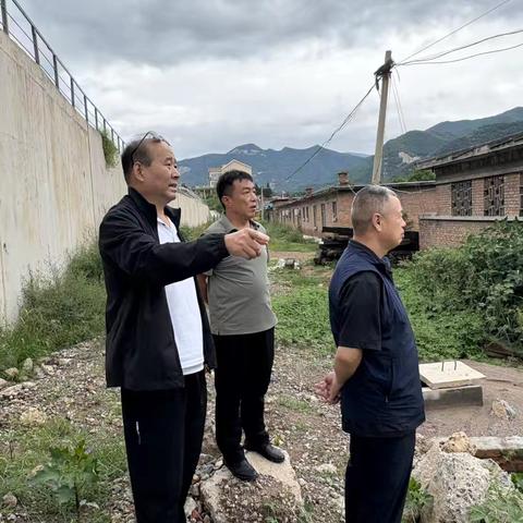 左权县多部门联合处置雨水聚集问题