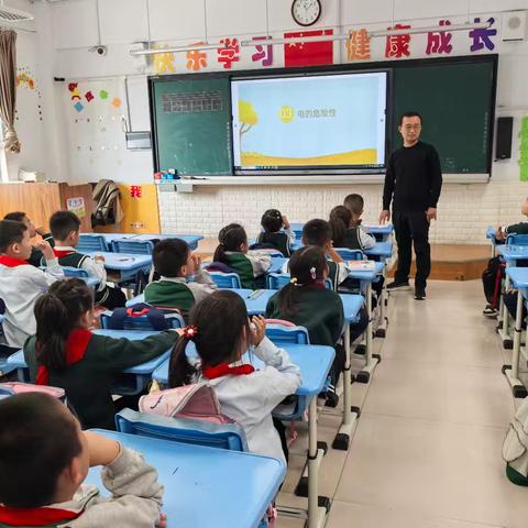 平安校园，安全成长——汾阳市北门小学204班家长进课堂活动