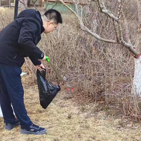 建龙鑫红苑小区党支部开展春日园区清洁活动