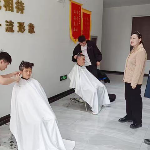 党群同心圆 惠民在行动 —— 建龙鑫红苑小区开展免费理发便民服务日活动