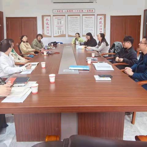 党建引领·书香润心——建龙鑫红苑小区党支部举办“劳动与休息”主题读书会