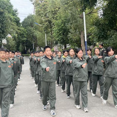 初一十班紫帽山社会实践活动第三天——队列训练