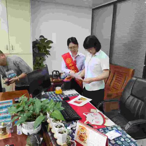 工商银行仁化支行到仁化县行政服务中心进行储蓄国债宣传