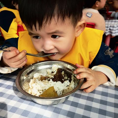 我喜欢上了幼儿园 春风十里，不如幼儿园有你，春季开学的钟声已经敲响，小豆豆们带着带着希望和憧憬，与老师们一起迎来一个崭新的学期。