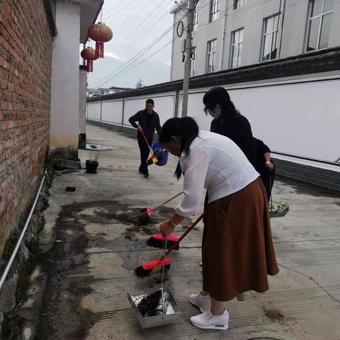 迎新春   大扫除—彭屯初级中学