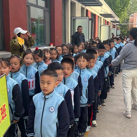 赛场激昂 绽放光芒—实小1年级4班春季运动会纪实