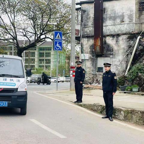 坚守保障桃花江步道的秀峰城管人