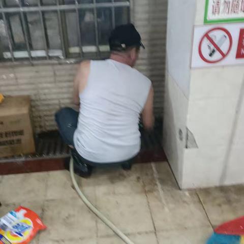 回辉文明市场 于2024年8月5日深入开展搬家式大扫除活动