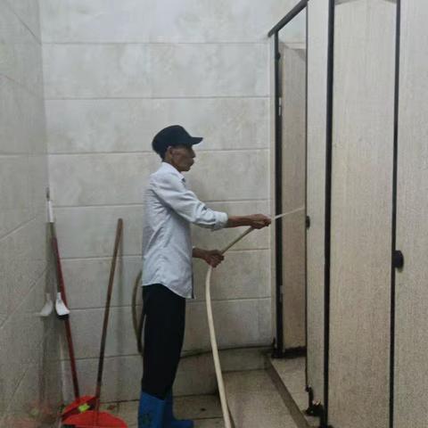 三亚回辉文明市场于2024年8月5日深入开展搬家大扫除 活动