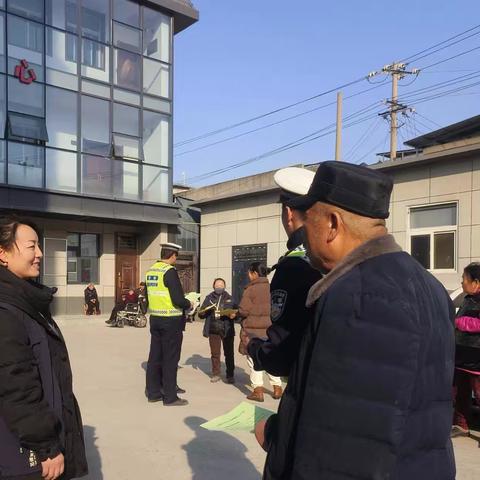 《安全同行：网格员与交警共筑安全防线》
